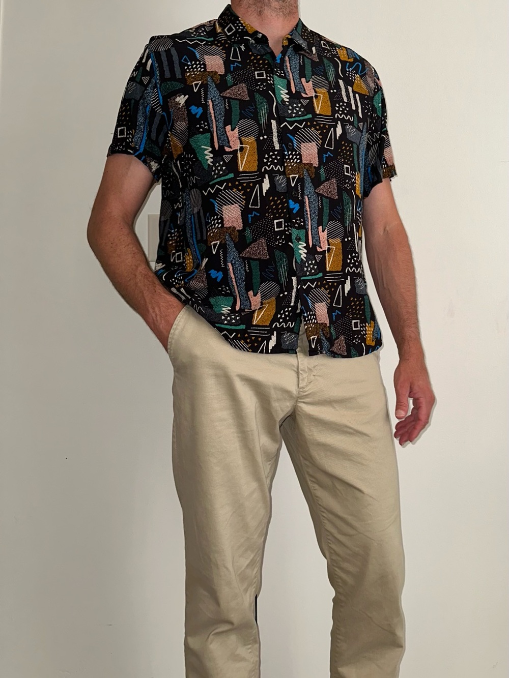 Men's Short-Sleeve Geometric Print Button-Down Shirt in Black